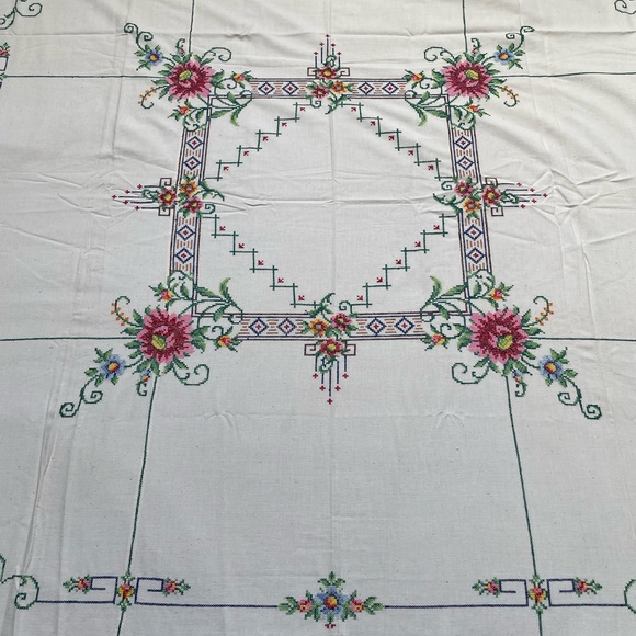 •Cotton Hand Embroidered Cross Stitch tablecloth and napkins set - Picture 7 of 10